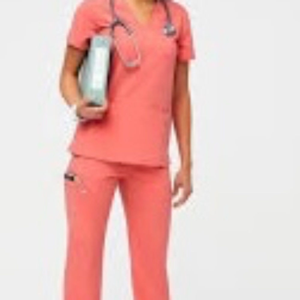 FIGS - Technical Collection scrub set
Hot Coral (Used)